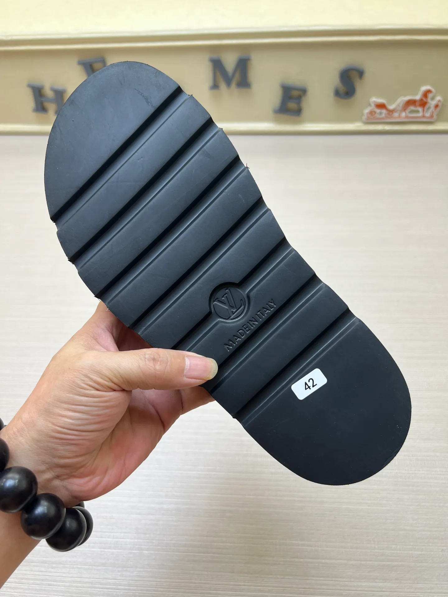 Factory price: 360💰【LOUIS VUITTON】Louis Vuitton, LV printing, men's and women's slippers are on the market, drawer box packaging with cloth bag, card, the upper pattern looks very soft and waxy, super versatile leg slimming artifact. Fabric: imported denim/canvas/old fabric, LV hardware LOGO, official website pattern printing, comfortable to wear, foot pads: high elastic men's shoes💰U water table. Sole: foam sole, heel height: about 5cm. Code number: 35-46, 35, 45, 46 are custom-made and non-returnable. Color: multiple colors and styles available.